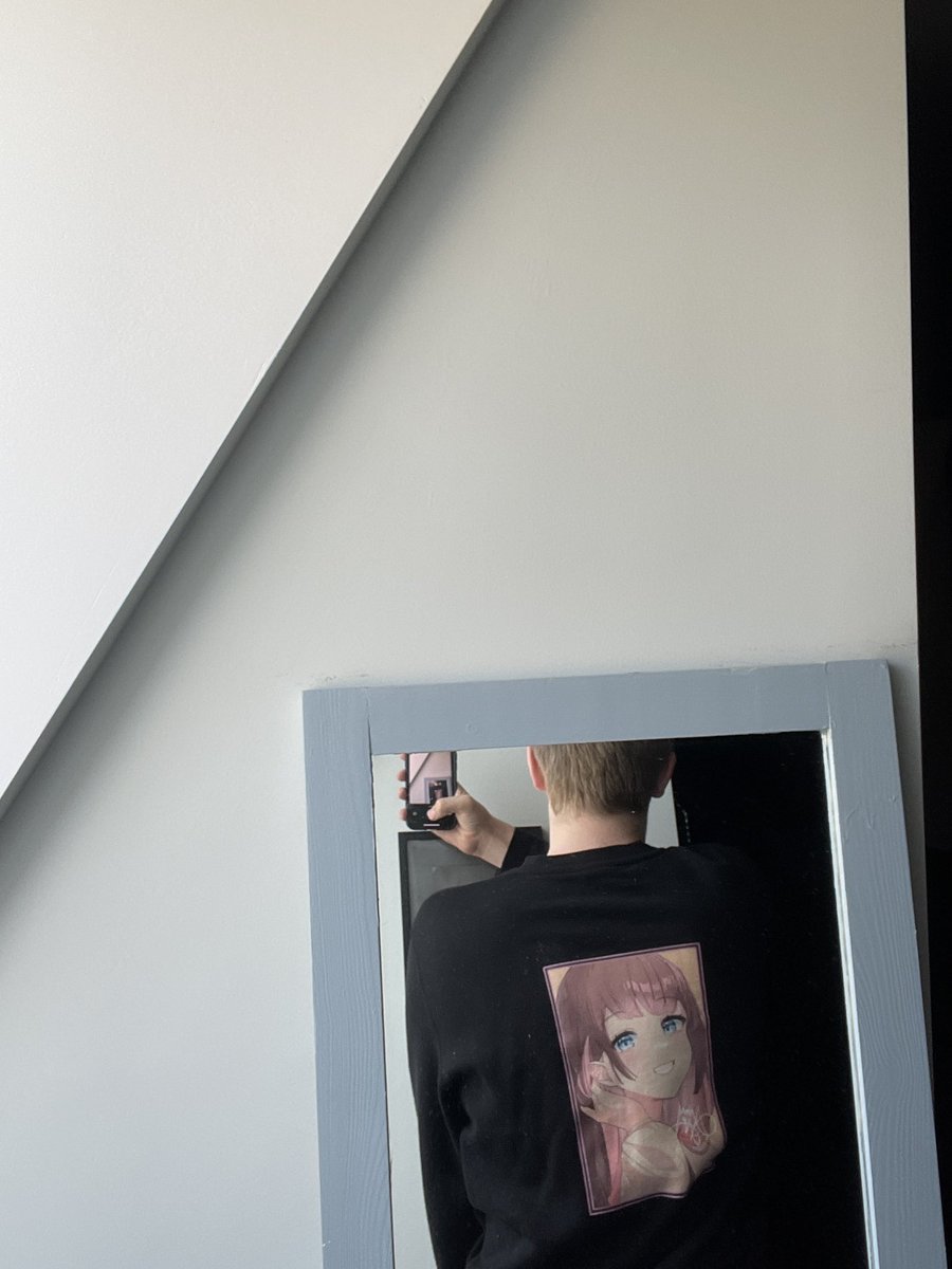 RoandeJong13's tweet photo. It finally came in always support ur smaller creators @SuperAmyyVT (im gonna rock this crewneck to the next family dinner) https://t.co/ojMREr6TN5