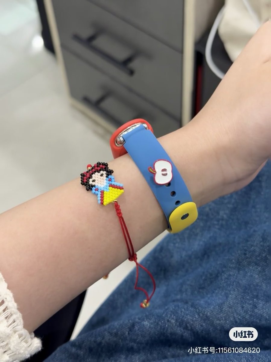 you bought this smartwatch because the strap can be replaced with cute strap: 🍎💌