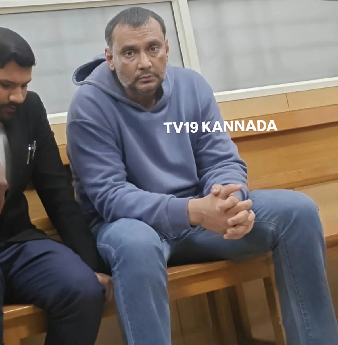 DbossD_69's tweet photo. @KicchaSudeep Your Shishya Suffering in Jail 😥 You're happily giving updates 😭 Please Support our DBoos to get the Bail Sudeep sir 🙏 we dboos fans beg you https://t.co/VL2pmTqUEk
