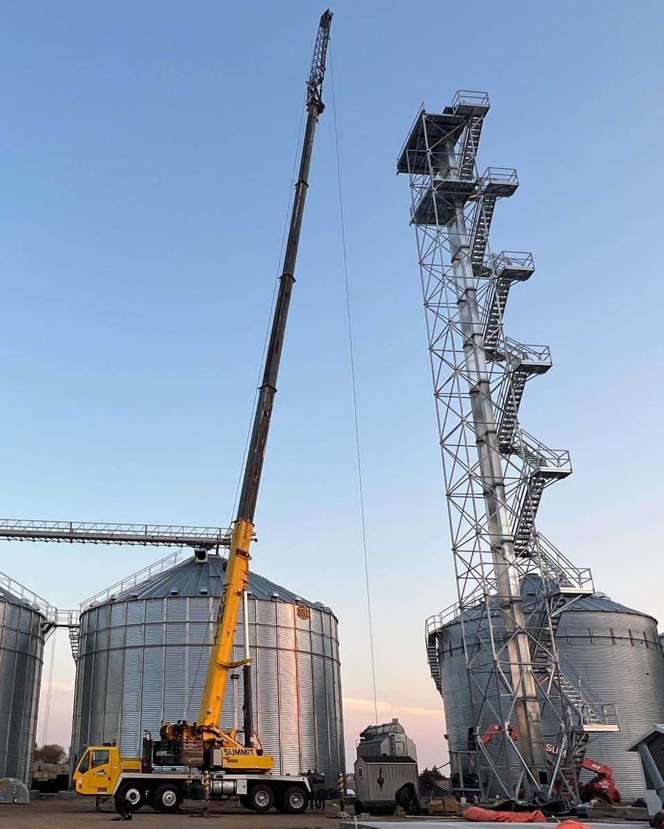 BuildSummitInc's tweet photo. From moving a grain bin to setting concrete slabs, sometimes you just need a little extra lift. We offer crane services throughout NE and SD. 
Check out our crane options at https://t.co/EPwDfHxaI8 or give us a call today! 605-337-2841.
#buildsummit #craneservice #construction https://t.co/JTVdUDv3lQ