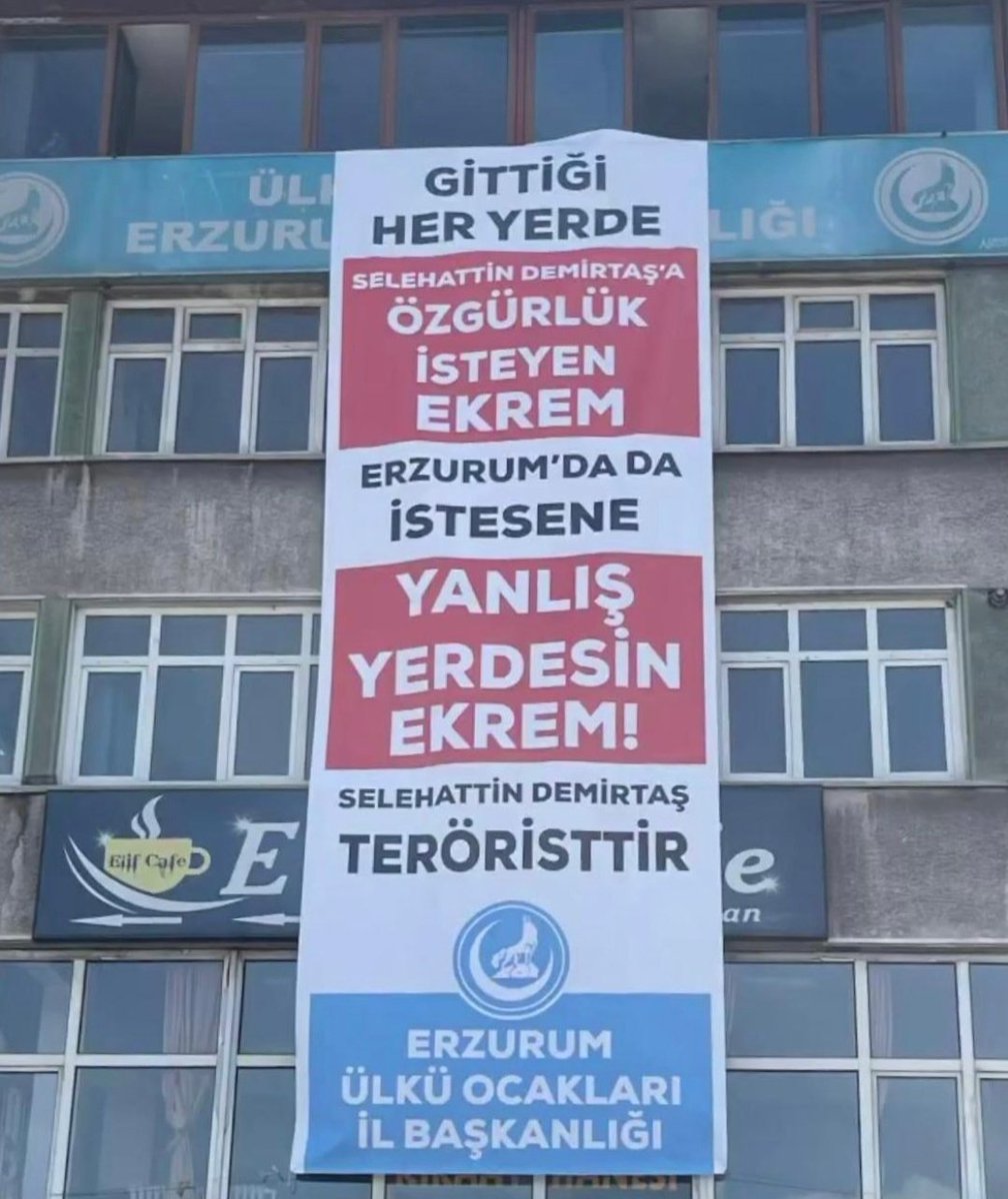 Ekrem İmamoğlu Erzurum’a geldiğinde bende Demokrat Parti Erzurum İl Başkanı  olarak  otobüsün içindeydim. O gün  biz taşlandık, linç edilmek istendik.
Bir zamanlar “Selahattin Demirtaş’a özgürlük isteyen Ekrem” diye pankart asıp taş atanlara ses çıkarmayanlar,
bugün “Selahattin