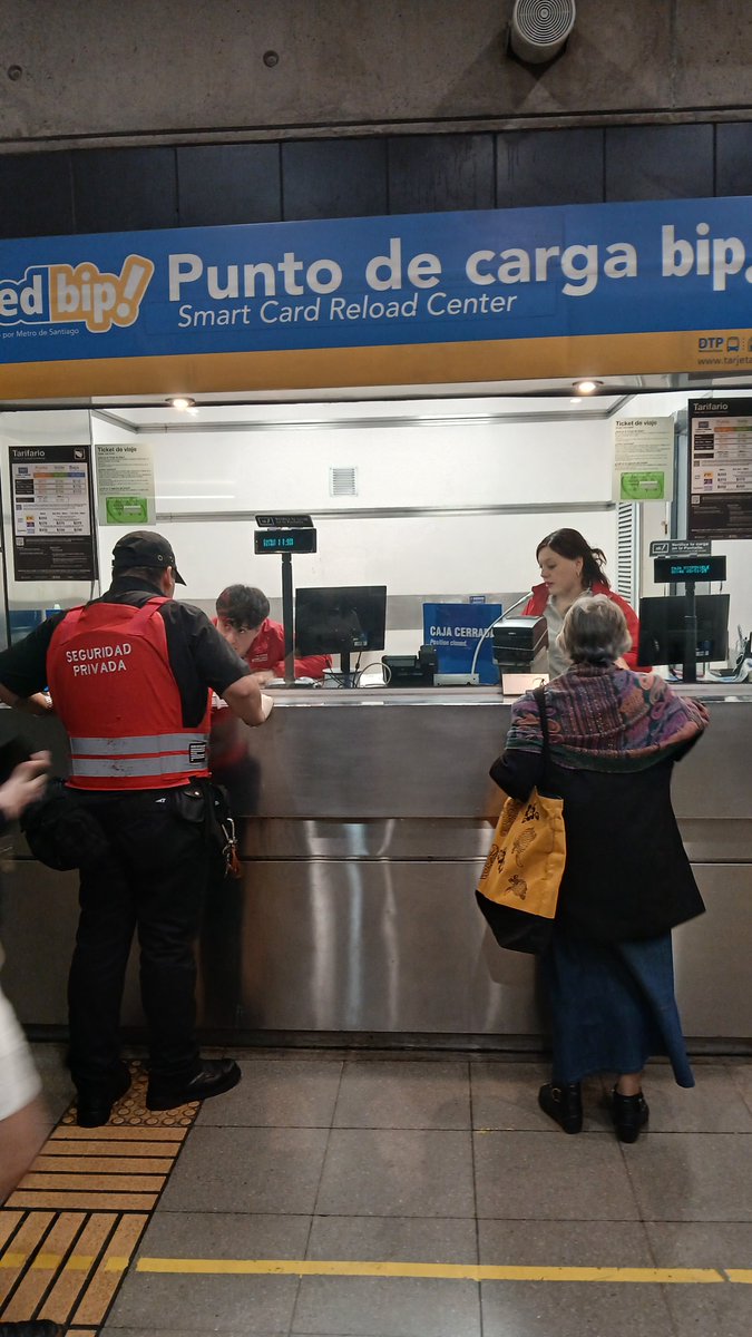 _nicoleee87's tweet photo. Nos evacuaron  en Cummings, sin explicación  pudo que me devuelvan el pasaje me lo niegan, acto seguido por micrófono  piden evacuaron y cierran las cajas, obvio no devolvieron  el pasaje. @metr https://t.co/rejzfOFfkC
