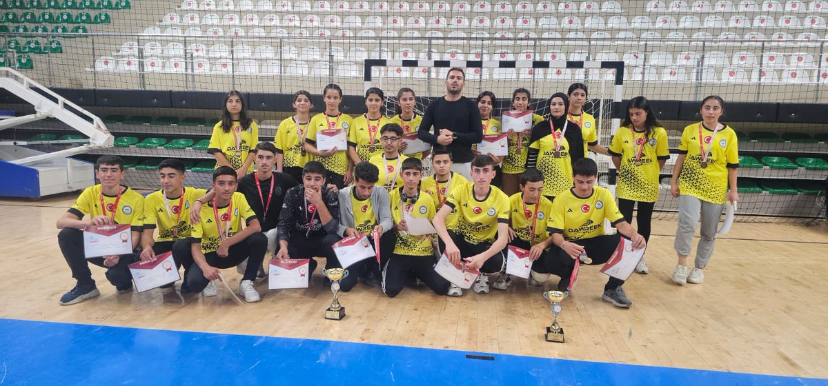 Akarsucpal's tweet photo. Mardin de düzenlenen Hentbol Genç Kızlar turnuvasında ilçemizi temsilen katılan “Akarsu Çok Programlı Anadolu Lisesi” turnuvayı dördüncü sırada tamamladı. Bu başarıda emeği geçen Beden Eğitimi Öğretmenimiz Sezer Uçar ve öğrencilerimizi tebrik eder başarıların devamını dileriz.👏 https://t.co/3nKNXgCZk2