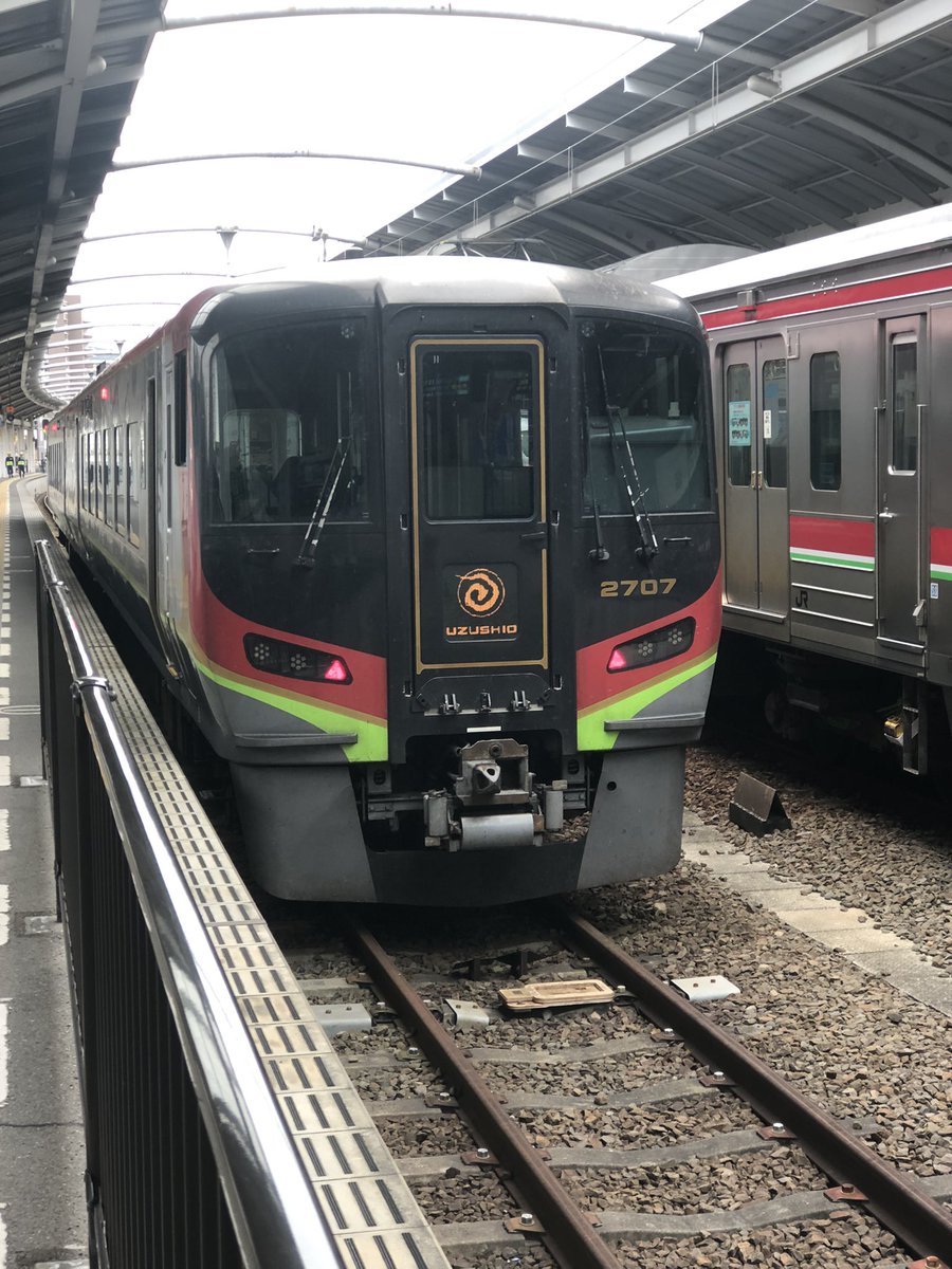 本日は岡山、徳島出張でした。帰りの飛行機が、50分遅れで。。。
乗り換えついでに高松でうどん食べられました。