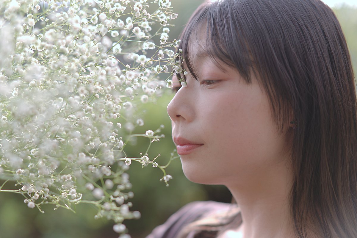 曇り空の下で、ただ静かに咲く時間。
風もなく、音もなく。

11月２日　名城公園 
もるさん（<a href="/mol__mer/">もる</a>） 
mer撮影会（<a href="/mer_photo/">mer撮影会</a>）

#名城公園 #かすみ草  
#ポートレート #ポートレート部 #portraitphotography  
#α7III #sonyalpha #zeiss55mm  
#曇りの日の光 #フィルムライク #still_sunday