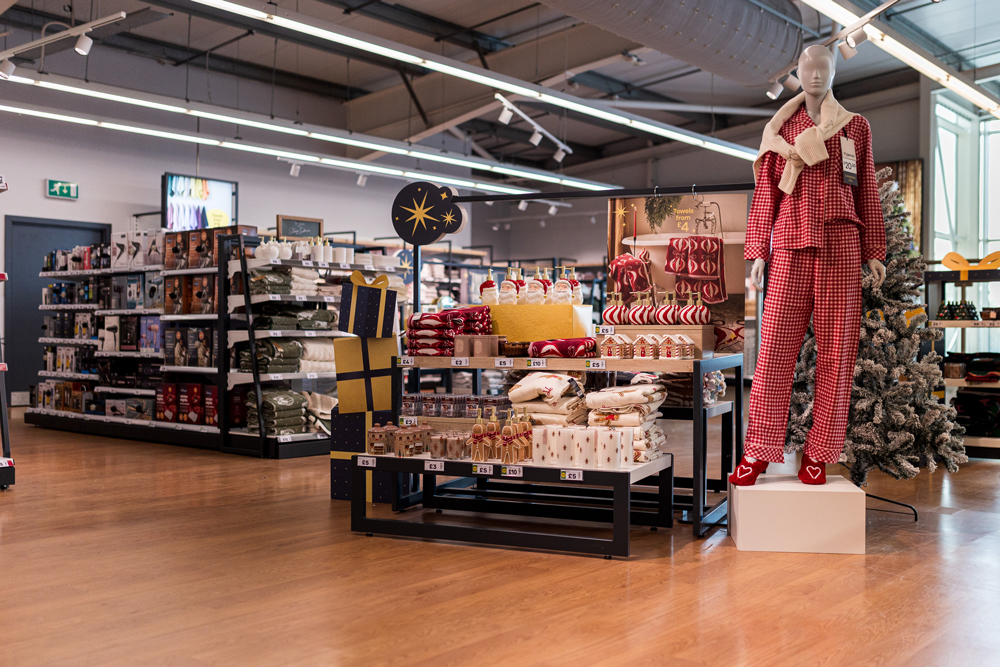 Rugby stars celebrate the opening of a new George concept store in Hull. Find out more ➡️ a1retailmagazine.com/latest-news/ne… #retail #retailnews #Asda #George #concept #newstore