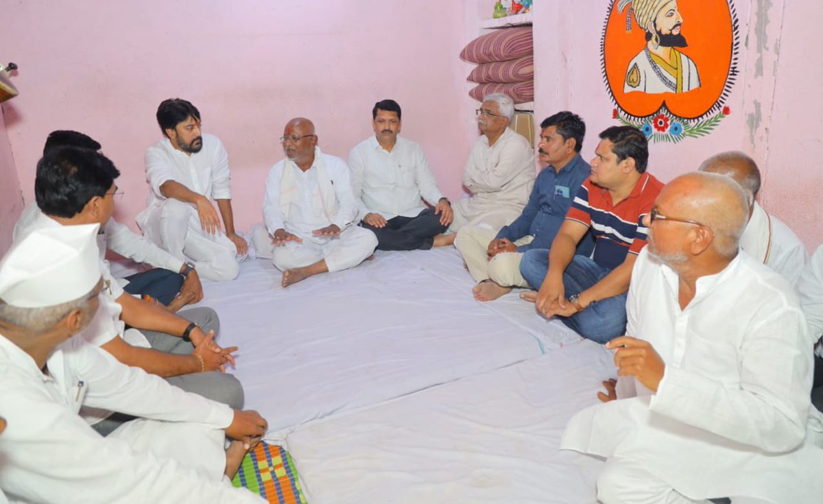 MeDeshmukh's tweet image. लातूर ग्रामीण मधील जवळा बु. येथील विश्‍वनाथराव रामभाऊ कापरे यांचे नुकतेच निधन झाले.

आज त्यांच्या निवासस्थानी जावून श्री अरूण कापरे व परिवाराचे सांत्वन केले.
.
.
#DhirajVilasraoDeshmukh #DhirajDeshmukh #LaturGramin #Latur #maharahstra