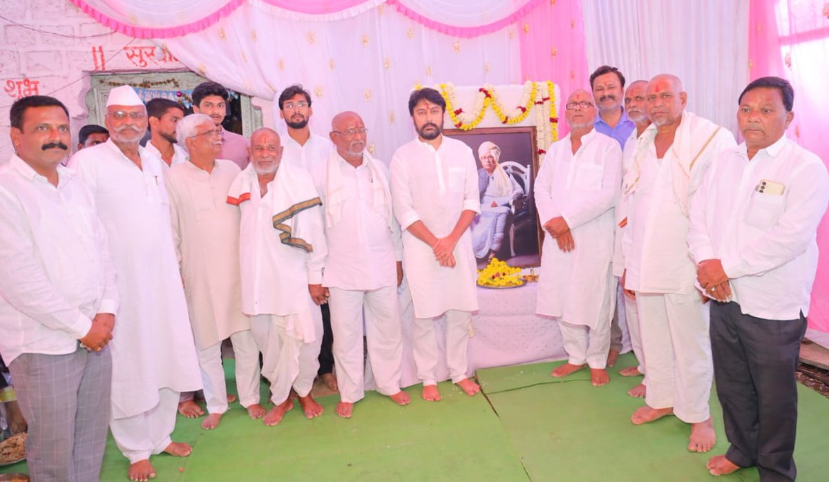 MeDeshmukh's tweet image. लातूर ग्रामीण मधील जवळा बु. येथील विश्‍वनाथराव रामभाऊ कापरे यांचे नुकतेच निधन झाले.

आज त्यांच्या निवासस्थानी जावून श्री अरूण कापरे व परिवाराचे सांत्वन केले.
.
.
#DhirajVilasraoDeshmukh #DhirajDeshmukh #LaturGramin #Latur #maharahstra