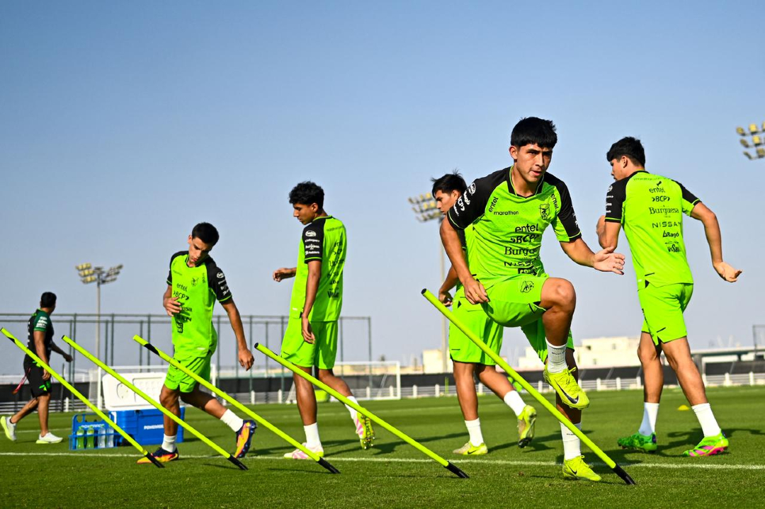 LaRazon_Bolivia's tweet photo. 🇧🇴 La Selección boliviana Sub-17 continúa con su preparación de cara a su segundo compromiso. El combinado nacional se enfrentará a Italia este jueves, desde las 08:30 (HB).
📸: La Verde
#SelecciónBoliviana #Sub_17
@Marcas https://t.co/5PGQYe8oax