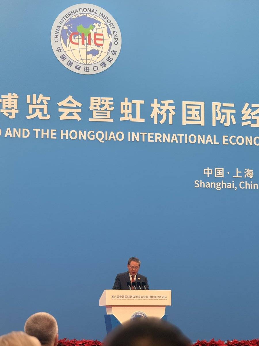 ZuRiveraHN's tweet photo. Junto a nuestro embajador Salvador Moncada, participamos del evento inaugural de la China International Import Expo en Shanghai en su 8va edición.
Honduras es parte de los 63 países que tienen su pabellón donde se exponen productos de interés para el mercado chino: Café, camarones y hoy con más fuerza, nuestro tabaco de excelencia. 
@CancilleriaHN