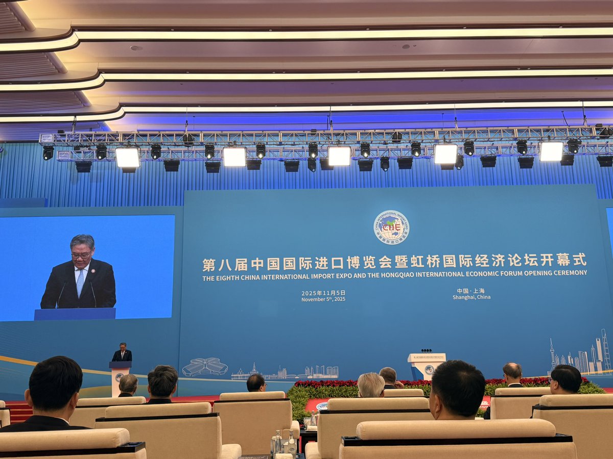 ZuRiveraHN's tweet photo. Junto a nuestro embajador Salvador Moncada, participamos del evento inaugural de la China International Import Expo en Shanghai en su 8va edición.
Honduras es parte de los 63 países que tienen su pabellón donde se exponen productos de interés para el mercado chino: Café, camarones y hoy con más fuerza, nuestro tabaco de excelencia. 
@CancilleriaHN