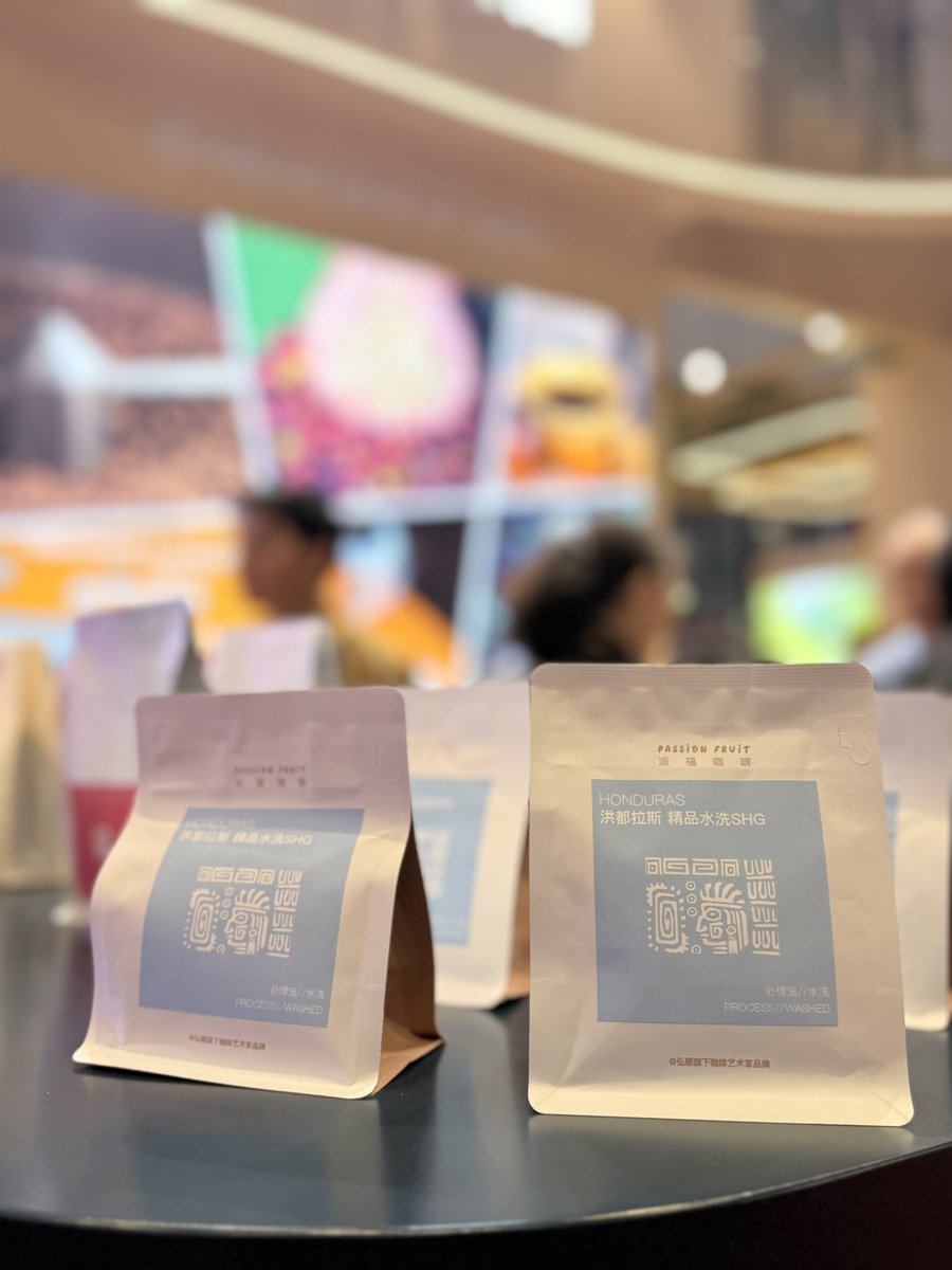Junto a nuestro embajador Salvador Moncada, participamos del evento inaugural de la China International Import Expo en Shanghai en su 8va edición.
Honduras es parte de los 63 países que tienen su pabellón donde se exponen productos de interés para el mercado chino: Café,