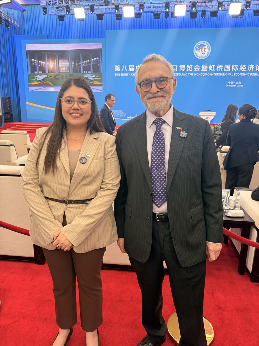 ZuRiveraHN's tweet photo. Junto a nuestro embajador Salvador Moncada, participamos del evento inaugural de la China International Import Expo en Shanghai en su 8va edición.
Honduras es parte de los 63 países que tienen su pabellón donde se exponen productos de interés para el mercado chino: Café, camarones y hoy con más fuerza, nuestro tabaco de excelencia. 
@CancilleriaHN