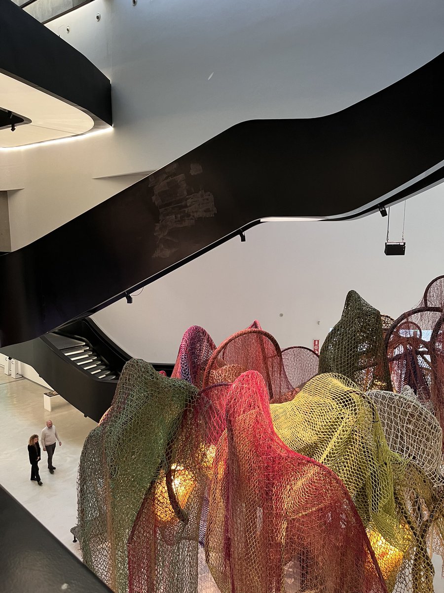 Modernin taiteen parissa. 
Rooman MAXXI on rakennuksena mielenkiintoinen ja hienosti ympäristöönsä ujutettu. 
Suunnitellut Zaha Hadid.