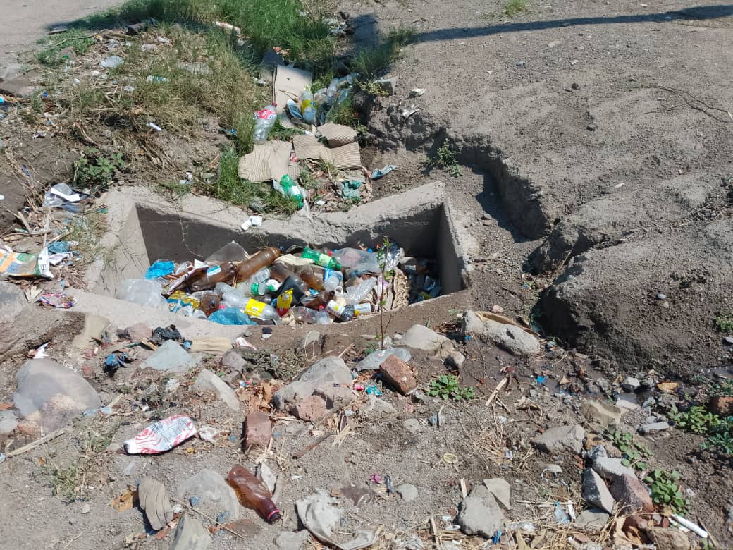 hwangetown's tweet photo. Avoid throwing litter along roadsides or into storm drains, it blocks water flow and causes flash floods. Let’s keep our environment clean and safe this rainy season #KeepHwangeClean #CleanEnvironment @HwangeResidents @molokele @MoLGPWZim @EMAeep @WCOZIMBABWE @departmentofci3 https://t.co/06Lt6CDzmK