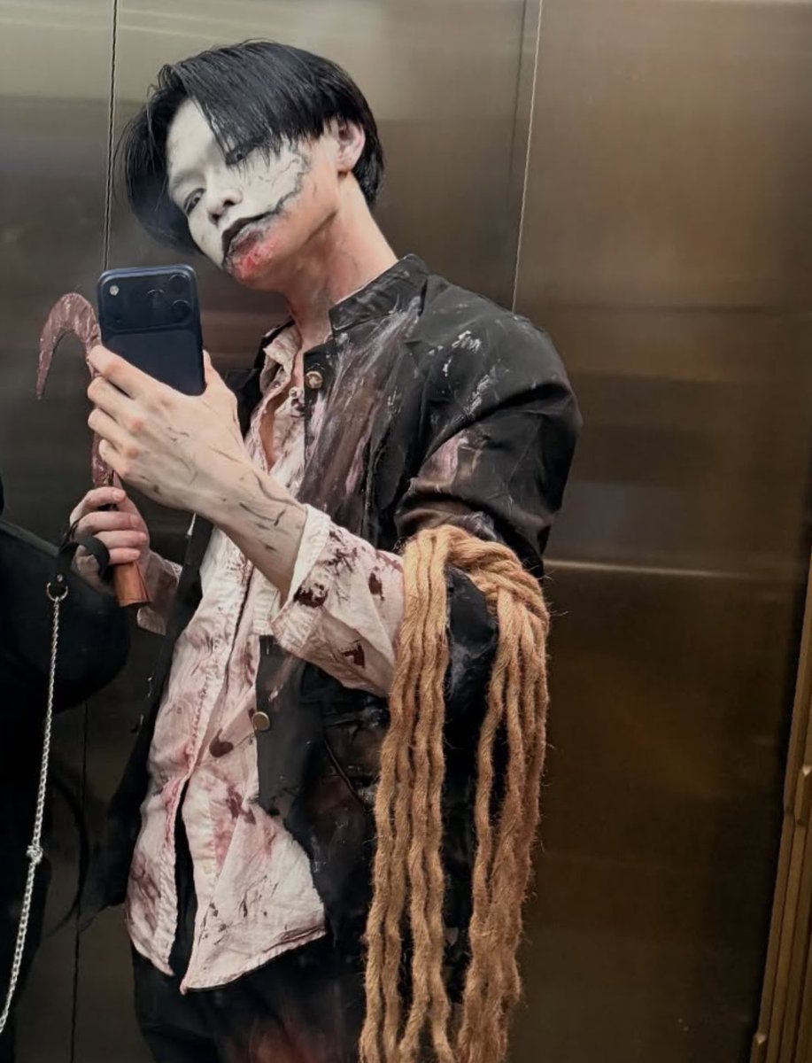 ajaasite's tweet photo. his ass forgetting to cover his iphone 17 pro max on other selcas 😭 https://t.co/0WGvpvuZoz