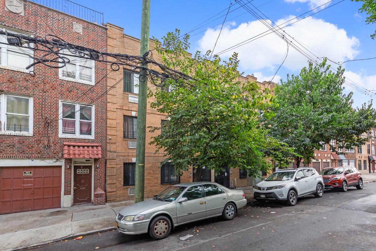 IPRG_NY's tweet photo. Two Free Market 3-Family Buildings in Mount Eden For Sale: 1370 A &amp; B Clay Avenue

 Asking $2,300,000

• $17,600 gross income/month
• 3,750 SF each building
• Cellar has additional 1,250 SF
• Mix of 2 &amp; 3 Bedroom Units
• Separate Utilities
• 7,980 SF unused air rights https://t.co/Hs7oR2yznh