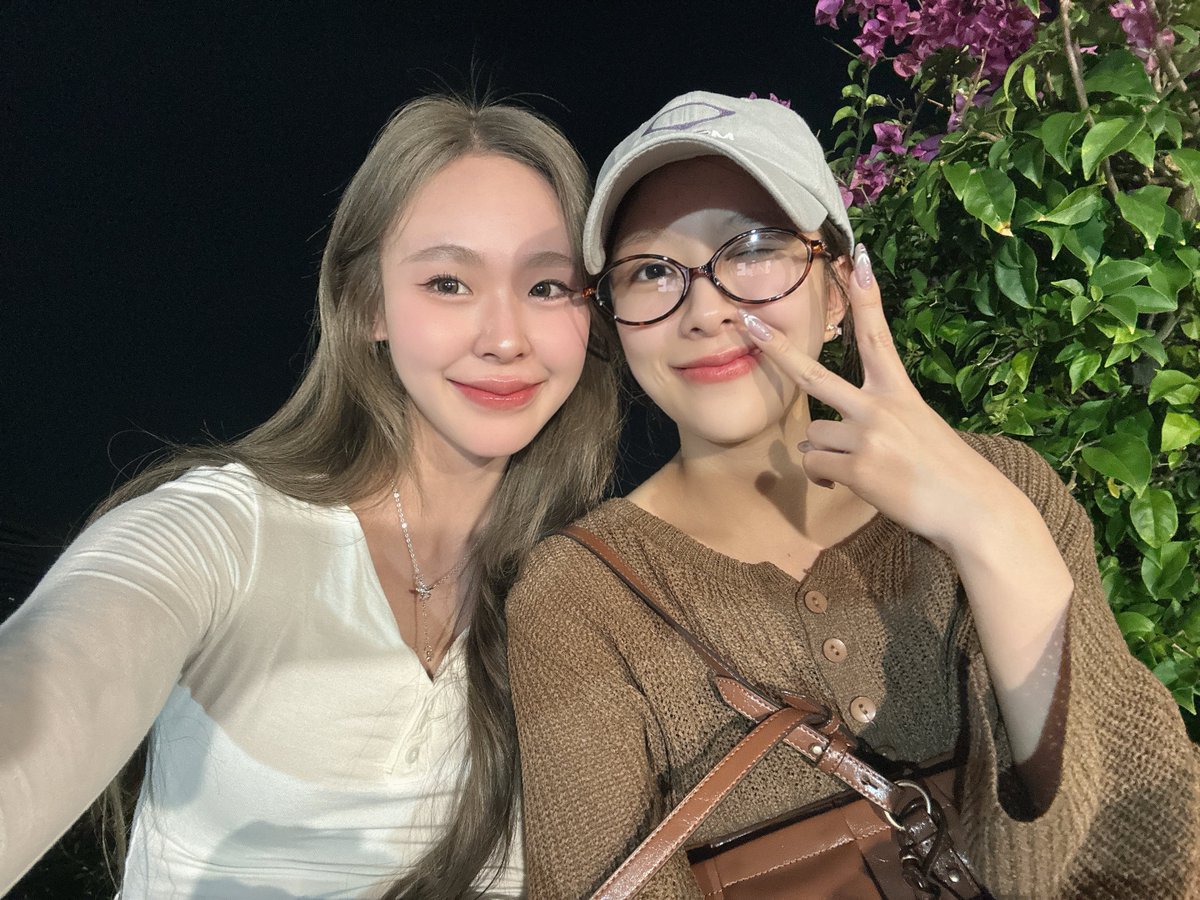 แสงจันทร์ว่าสวยแล้ว แต่รอยยิ้มของเธอดูสวยกว่า