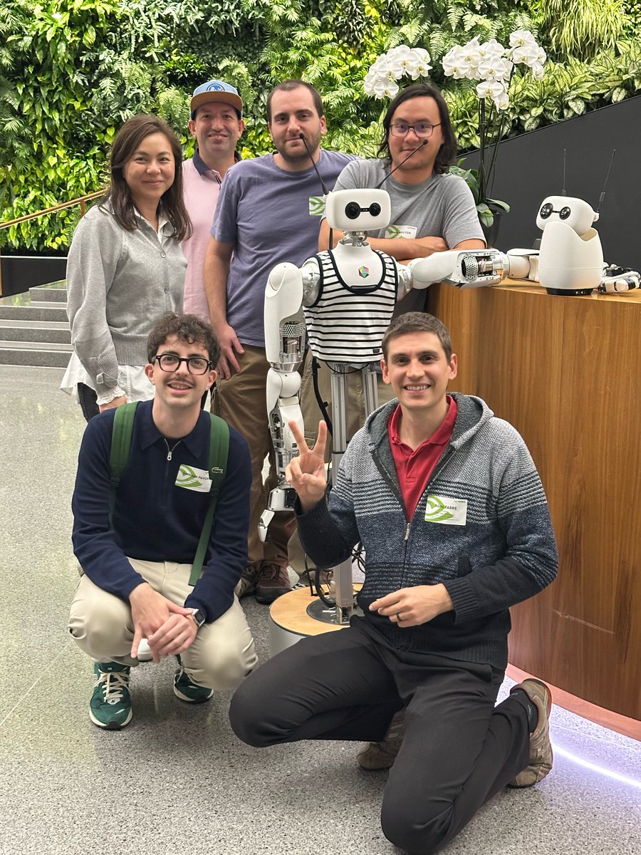 Es genial ver a parte de nuestro equipo de robótica en el Área de la Bahía estos días para presentar Reachy 2 y Reachy m