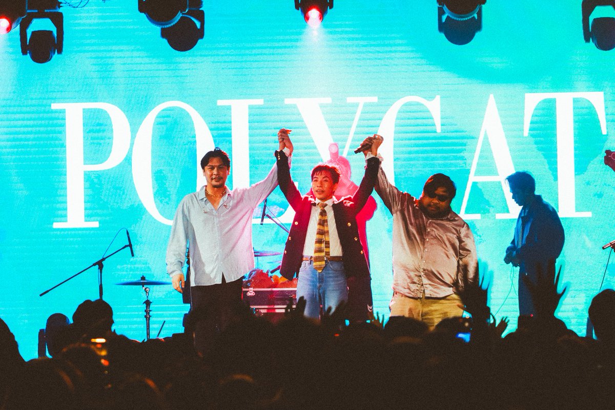 circle_update's tweet photo. ปิดฉากอบอุ่น!  Supermarket Music Space: Shelf 3 รวม 4 ศิลปินดัง Polycat -Patrickananda -Chilax - Cornboi  จัดเต็มเพลย์ลิสต์ อบอุ่น ครบรส!  

#SuperMarketMusicSpace #WarnerMusicThailand #Smallroommusic #TeroMusic #LaysMaxThailand #SangSom #zato #ChangColdBrewCoolClub   

อ่านเพิ่มเติมได้ที่ 🔗 : https://t.co/XRCvqCpbCH

 จัดเต็มส่งท้าย “Shopping Mall แห่งดนตรี” จาก 3 ค่ายดัง Smallroom, Warner Music Thailand และ Tero Music ในโปรเจกต์สุดสร้างสรรค์ “Supermarket Music Space” ซึ่งเดินทางมาถึง Shelf 3 กับบรรยากาศที่เต็มไปด้วยความอบอุ่น ความสุข เสียงเพลง ระหว่างศิลปินกับแฟนเพลง จน The Street Hall รัชดาแน่นขนัด หลังจากสร้างความสุขให้คนรักเสียงดนตรีใน 2 เชลฟ์ที่ผ่านมา มาครั้งนี้ไม่แผ่ว! เพราะไลน์อัพจัดเต็มทั้งPolycat, Patrickananda, Chilax และ Cornboi ศิลปินดังจากทั้ง 3 ค่าย ที่ขึ้นเวทีขนเพลงฮิต เพลงเพราะ และโชว์จัดเต็มสุดอินไซด์มาให้แฟนๆ ได้เต็มอิ่มแบบไม่พักหายใจ!  เปิดเวทีด้วย 5 หนุ่มเอนเนอร์จี้ดีจากค่าย Warner Music Thailand วง “Cornboi” เจ้าของเพลงฮิตแนวป็อปอารมณ์ดีอย่าง หยุดที่ฉันเปลี่ยนที่ใคร, ขอโทษที่, ไม่บอกก็รู้, หน้าร้อน, เอาไว้ก่อน  ฯลฯ เสียงร้องสดใสและเคมีบนเวทีเรียกเสียงกรี๊ดจากแฟนๆ ได้ตั้งแต่นาทีแรก พาให้บรรยากาศสดชื่นเหมือนเปิดประตูเข้าซูเปอร์มาร์เก็ตแห่งความสุข  เครื่องติดกันแล้วก็ถึงเวลาของวงรุ่นใหม่มากฝีมือจากค่าย Tero Music  “Chilax” เจ้าของเพลงเศร้าที่ฟังเพราะจนเจ็บหัวใจ พร้อมเพลงใหม่จากอัลบั้มชุดแรก What A Life!  อย่าง ขอเธออย่า, วนกลับมาเพื่อจากกันตลอดไป, คุยที่ไม่ได้คบ, ฉันนี่แหล่ะคนอื่น, เหนื่อยเปล่า, เจ็บแต่ไม่จำ  ใครกันที่ต้องขอโทษ และ ไม่ดีไม่พอ พาให้แฟนๆ ทั้งร้องและโดดตามกันทั้งฮอลล์ ก่อนส่งไม้ต่อเปลี่ยนอารมณ์มาฟังเพลงซึ้งๆ จากหนุ่ม “Patrickananda” จากค่าย Warner Music Thailand ขึ้นเวทีพร้อมเสียงนุ่มทรงพลังและออร่าความอบอุ่นที่ทุกคนรอคอย อย่างเพลง ยังเหมือนเดิม, ทางออก, Lavender, จะบอกเธอว่ารัก, Oasis, Everyday,      นิรันดร์ จัดเต็มเพลงเพราะมาเอาใจแฟนๆ ให้ร้องตามกันแบบไม่มีสะดุด ปิดท้ายอย่างสวยงามด้วยศิลปินรุ่นพี่จากค่าย Smallroom วง “Polycat” ที่ขนเพลงฮิตแบบไม่มีหวง ไม่ว่าจะเป็น พบกันใหม่, ดูดี, ล้มแชมป์, เวลาเธอยิ้ม, ข่าวดี, เป็นเพราะฝน, อาวรณ์ ฯลฯ  ทันทีที่  “นะ” ขึ้นเวทีพร้อมกีตาร์ บรรยากาศทั้งฮอลล์ก็กลายเป็นดิสโก้ยุค 80s แฟนเพลงทั้งร้องทั้งเต้นกันเต็มที่ โดยเฉพาะช่วงที่เล่นเพลงเก่าอย่าง “ลา” เรียกได้ว่าเป็นโมเมนต์สุดอบอุ่นที่ทุกคนยิ้มไปพร้อมกัน บอกเลยงานนี้แฟนๆ กลับบ้านเต็มอิ่มด้วยความสุขแบบสุดๆ  แฟนๆ สามารถติดตามชมภาพบรรยากาศความสนุกใน  “Supermarket Music Space” Shelf 3 ได้ทาง  Facebook : Tero Music
