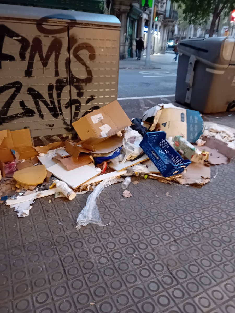 #SalvemBarcelona
<a href="/ajuntament/">Ajuntament</a>
La tifa pressumptuosa <a href="/jaumecollboni/">Jaume Collboni</a> va tirar 58 Milions d'euros dels nostres diners a una activitat tant solidària com la Copa Amèrica..
Això és Villarroel amb Gran Via ahir al vespre. <a href="/jaumecollboni/">Jaume Collboni</a> farà bona a Colau !!!