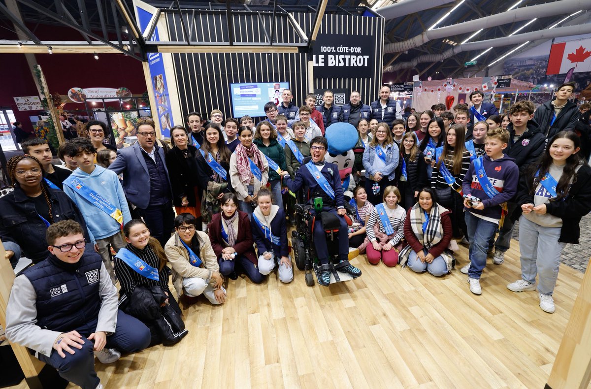 CD_CotedOr's tweet photo. Après une matinée constructive en session plénière, le @CDJ_cotedor a fait un arrêt sur le stand du Département à la Foire de Dijon.

Au programme : rencontre avec des chefs de collèges et préparation de plateaux repas comme au self ! 🤤 L’occasion pour eux également de tester les animations de notre stand, aux côtés de Catherine Louis, Vice-Présidente du Département.