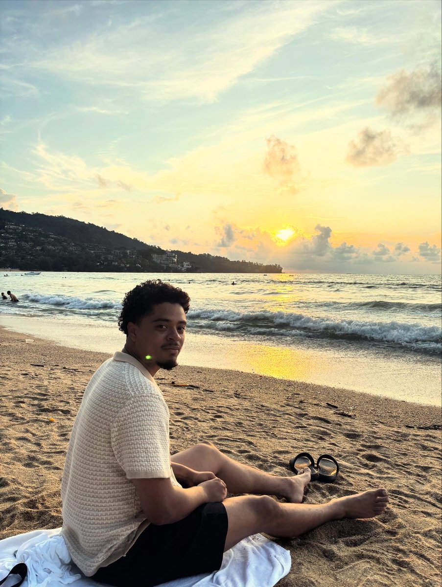 dmacblast's tweet image. Find me where the ocean and good food at