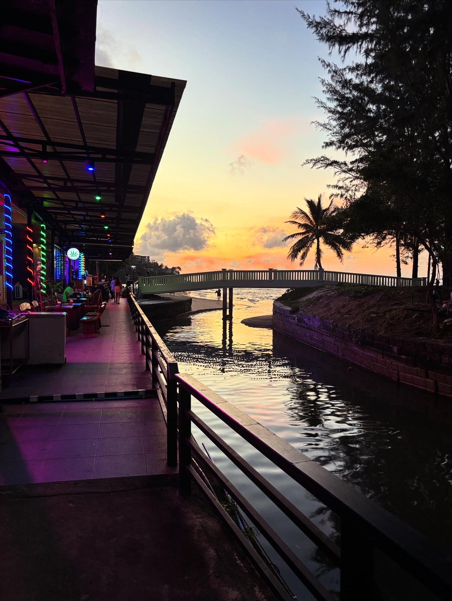 dmacblast's tweet image. Find me where the ocean and good food at