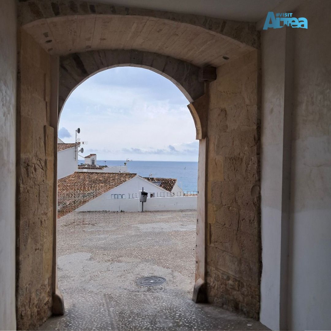(VAL) Creuant el Portal Nou. Aquesta entrada amaga la memòria d'una porta que unia als pescadors amb d'Altea. Un racó amb més història del que sembla. 

(CAS) Cruzando el Portal Nou. Esta entrada esconde la memoria de una puerta que unía a los pescadores con Altea.