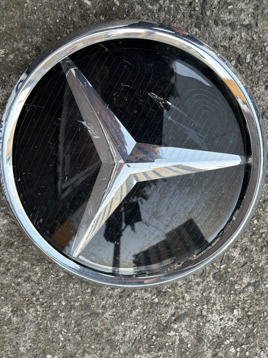 CARN0N's tweet image. Saw an accident today involving a electric Mercedes, could somebody explain to me the coiling on the front badge?

Is this a heating feature?