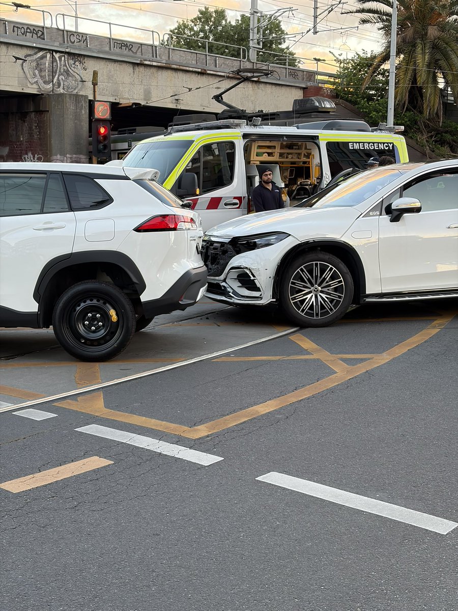 CARN0N's tweet image. Saw an accident today involving a electric Mercedes, could somebody explain to me the coiling on the front badge?

Is this a heating feature?