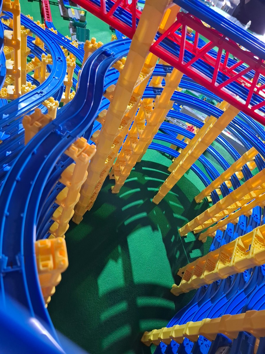 今回、後ろのタワーの中央は橋脚の干渉対策で、ただの楕円ではなく、Ｓ字レールで横に振って橋脚を避けてから複線曲線でつなぐという作戦をそーなんが思いつきました。いい作戦でした。