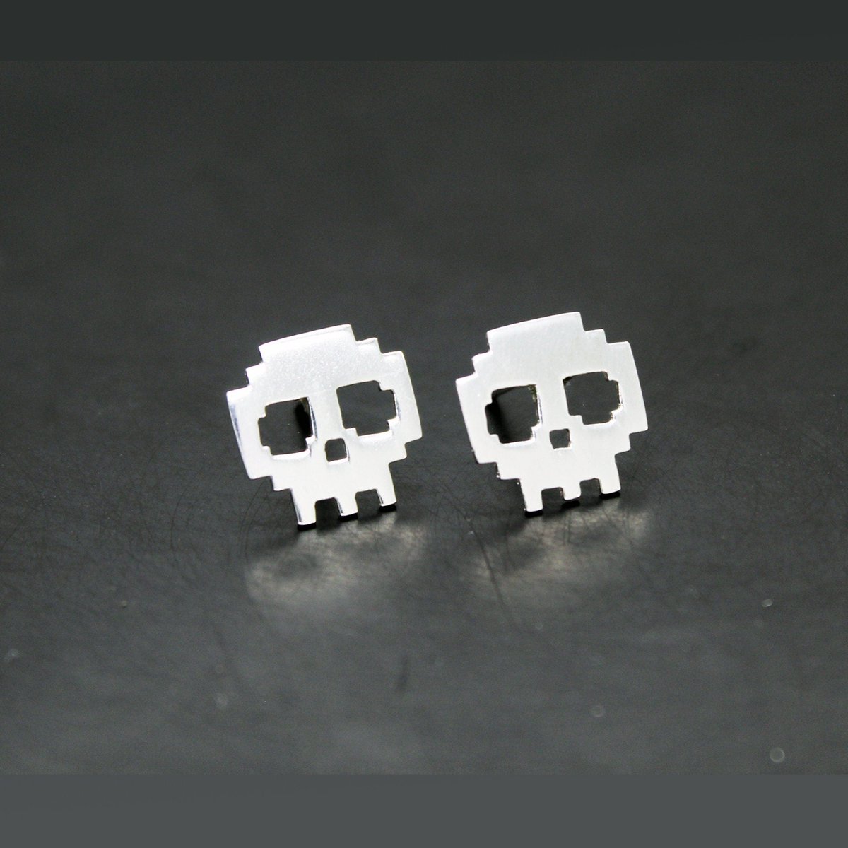 Plataica's tweet image. 💀 #Calaveras #8bits Pendientes de plata 925, para llevar la caña contigo, pero siempre con un puntito #geek...

👉 bit.ly/3f5HpmU

#geekjewelry #8bitsjewelry #plata925 #joyeríaartesanal #hechoamano #envíogratis #skull #silverskull