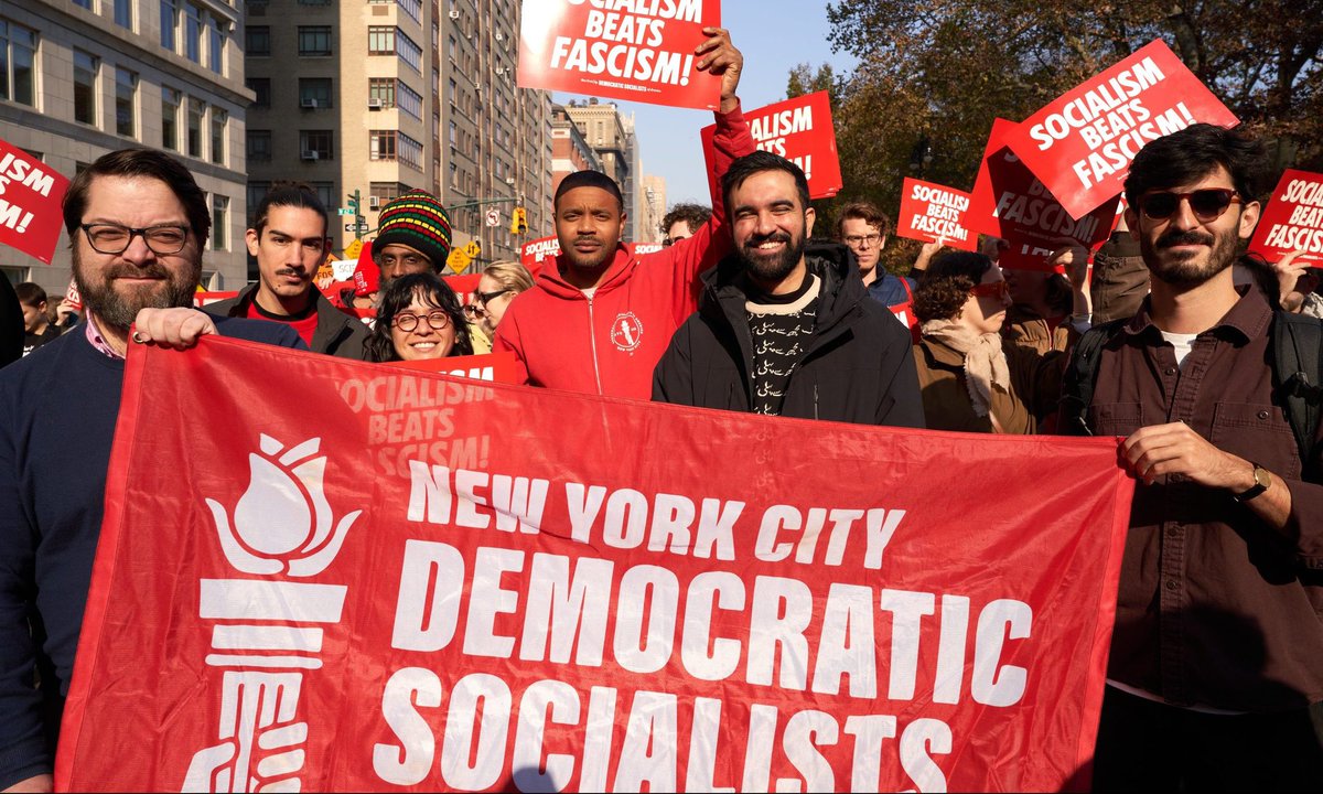 „Umiarkowani lewicowcy” grzeją spina ze Mamdani to w nomenklaturze europejskiej zwykły socjaldemokrata. Otóż jest to gówno prawda. 

Mamdani jest członkiem DSA - Democratic Socialists of America. Szerokiego frontu ideologicznego łączącego socjalistów i komunistycznych