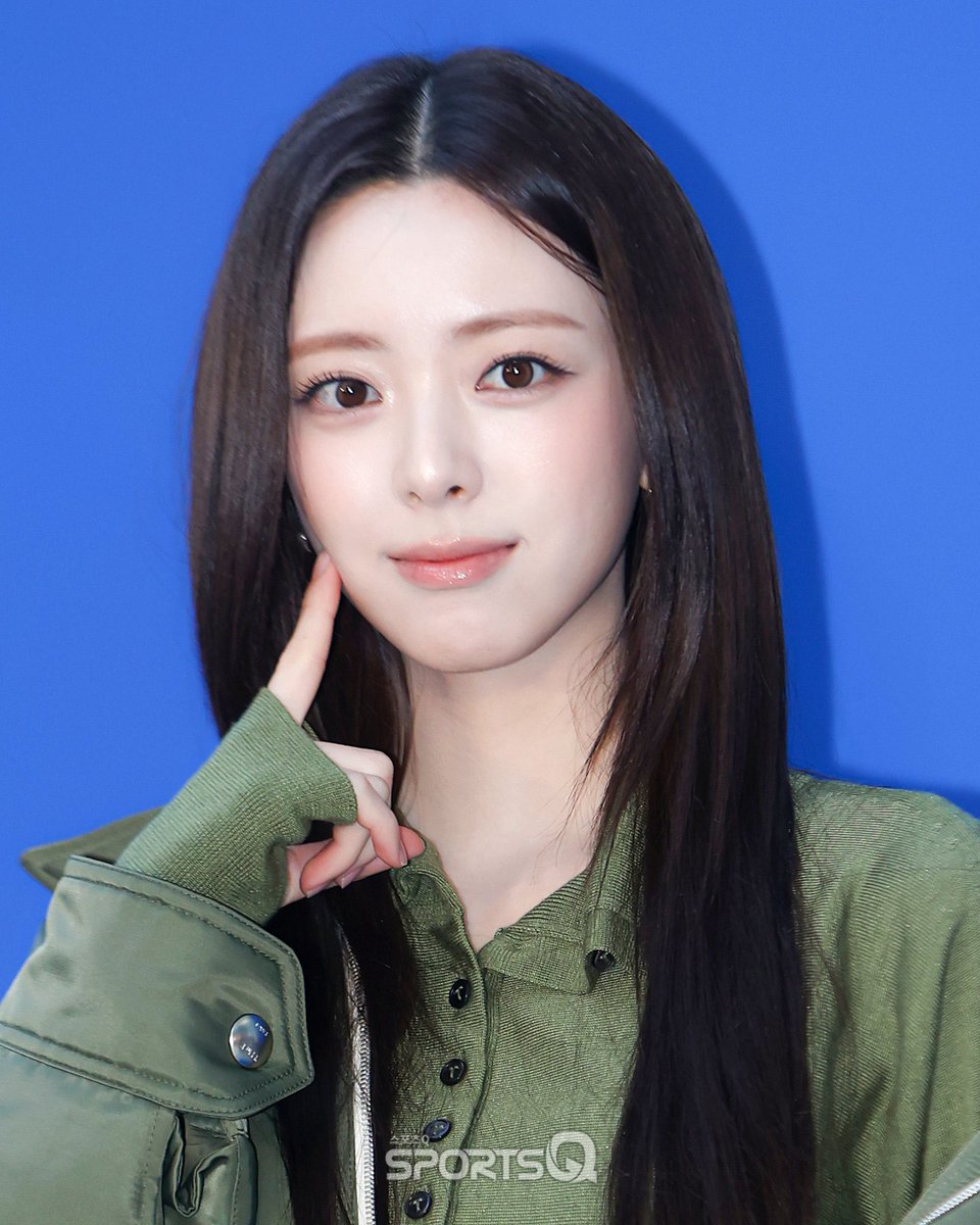 ITZYBRAZIL's tweet photo. YUNA hoje esteve presente em um evento da Time Homme.

#TIMESEOUL #타임서울 #TIME
#ITZY #YUNA @ITZYofficial https://t.co/nqEKh9jhsN