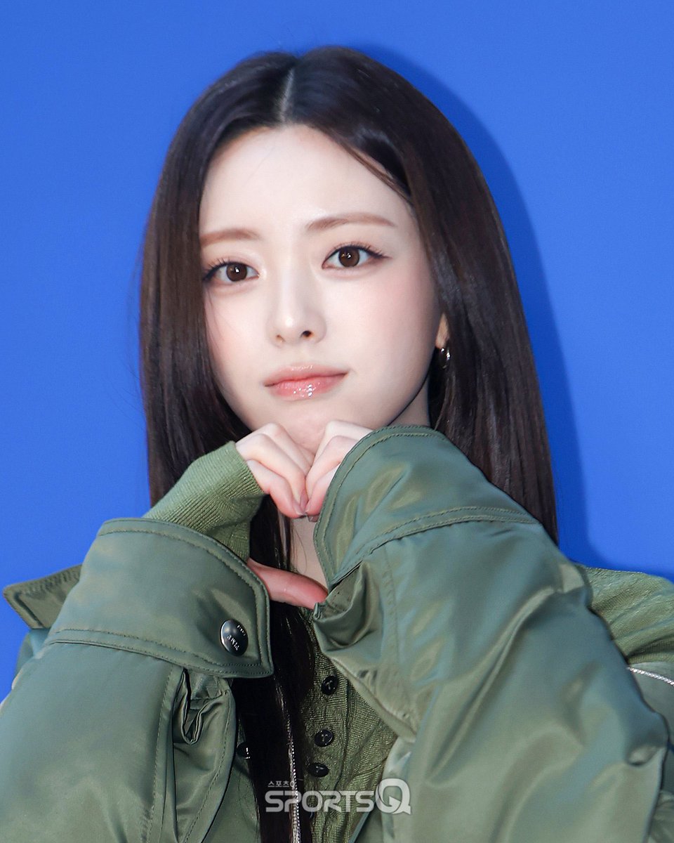 ITZYBRAZIL's tweet photo. YUNA hoje esteve presente em um evento da Time Homme.

#TIMESEOUL #타임서울 #TIME
#ITZY #YUNA @ITZYofficial https://t.co/nqEKh9jhsN