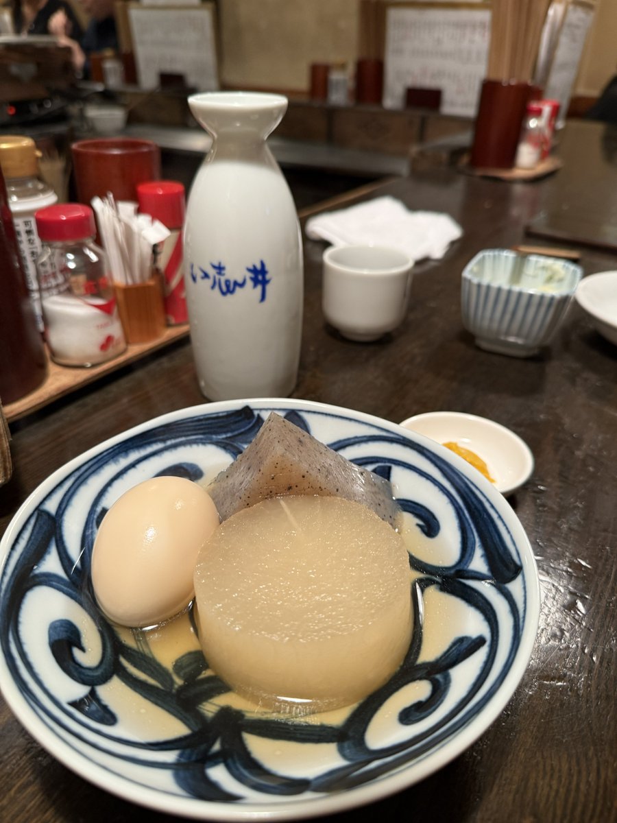 drunk_uec's tweet photo. い志井にて、おでんで一杯。おでんの出汁は、日本酒と混ぜて勝手に出汁割りに。あったまる。旨味。 https://t.co/rZGeArHCqE