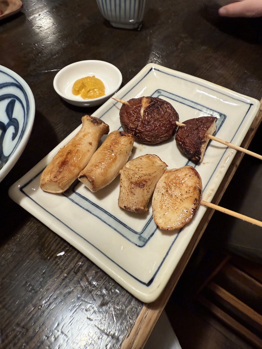 drunk_uec's tweet photo. い志井にて、おでんで一杯。おでんの出汁は、日本酒と混ぜて勝手に出汁割りに。あったまる。旨味。 https://t.co/rZGeArHCqE