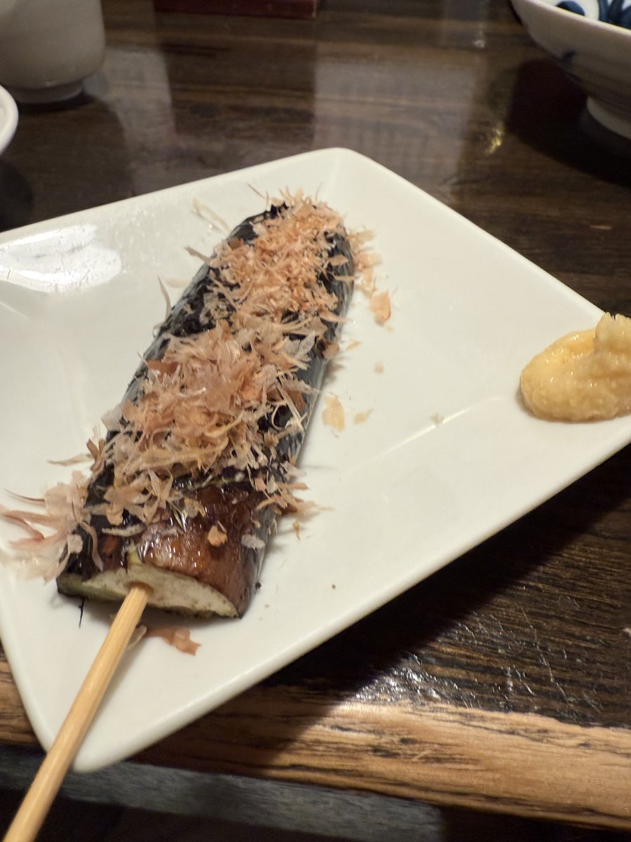 drunk_uec's tweet photo. い志井にて、おでんで一杯。おでんの出汁は、日本酒と混ぜて勝手に出汁割りに。あったまる。旨味。 https://t.co/rZGeArHCqE