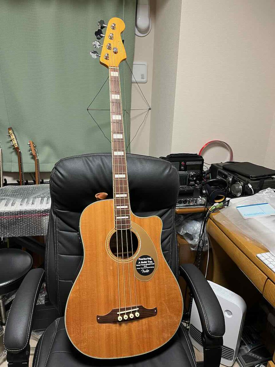 lc575able's tweet image. 20年以上前に新品で購入したFenderのエレアコベースです。久しぶりに弾いてみたら、音がほとんど出なくなっていました。

チューナーとの切り替えスイッチを押すとバサバサとノイズが出ています。

スイッチに接点洗浄スプレーをプシュッとやってガチャガチャしていたら音が復活しました。