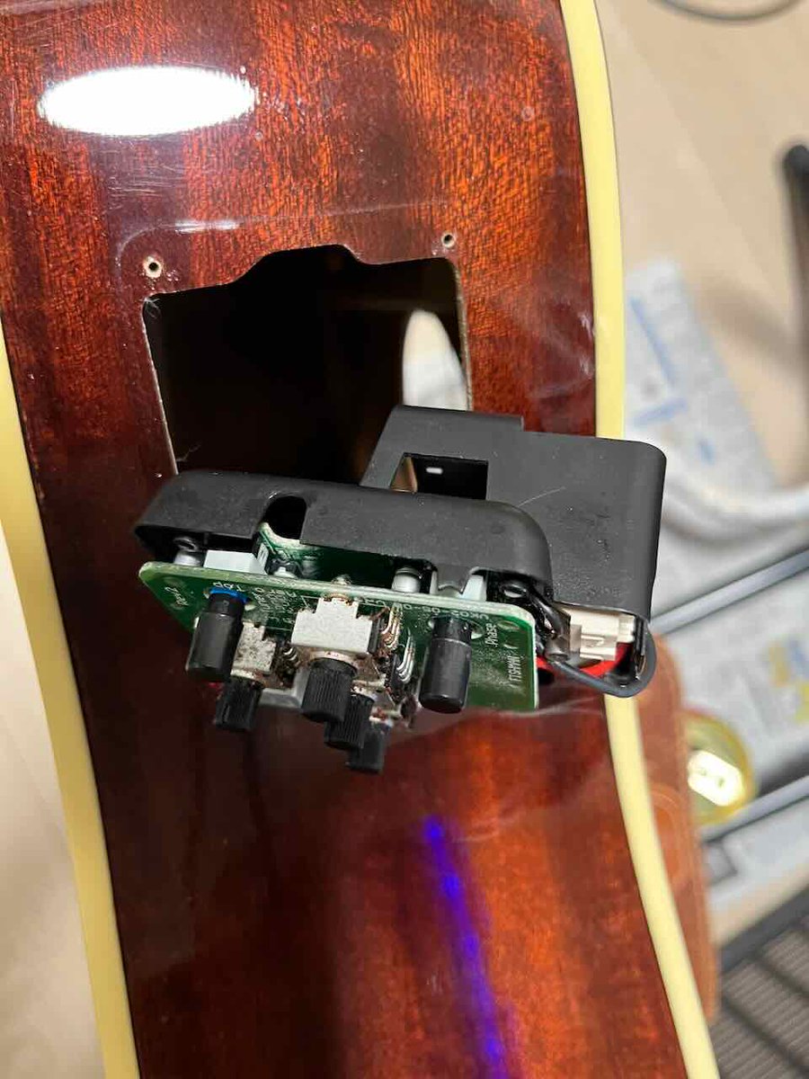 lc575able's tweet image. 20年以上前に新品で購入したFenderのエレアコベースです。久しぶりに弾いてみたら、音がほとんど出なくなっていました。

チューナーとの切り替えスイッチを押すとバサバサとノイズが出ています。

スイッチに接点洗浄スプレーをプシュッとやってガチャガチャしていたら音が復活しました。