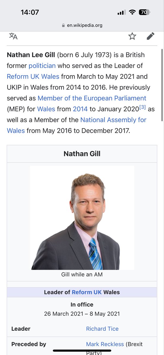 Каждый чертов раз!
Ну какая история.

Знакомьтесь: это Нейтан Ли Гилл, британский политик из Уэльса. На пике карьеры он был депутатом Европарламента и, одновременно, лидером валлийского отделения про-брекзитовской партии.