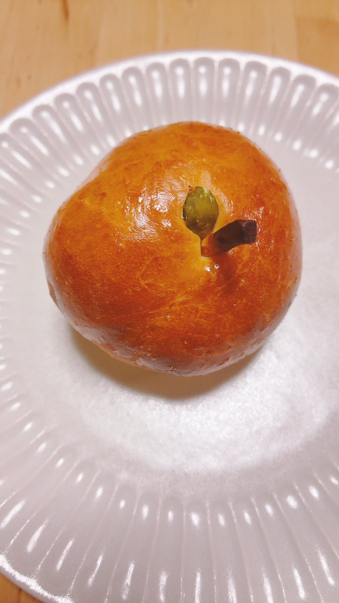 falkoflute's tweet photo. パンどろぼう🍞🐭の本に載ってたりんご🍎パン作りました(o🥖'▽')o🥖
　
ちょっと硬めに仕上がっちゃったのと、りんごからホンモノりんごコンニチハしちゃってるけど、美味しかったです😋

🍎が美味しい季節ですですね☺️

#りんごパン
#アポーパァーン🍎🥯 https://t.co/K7Ji3uH8lj
