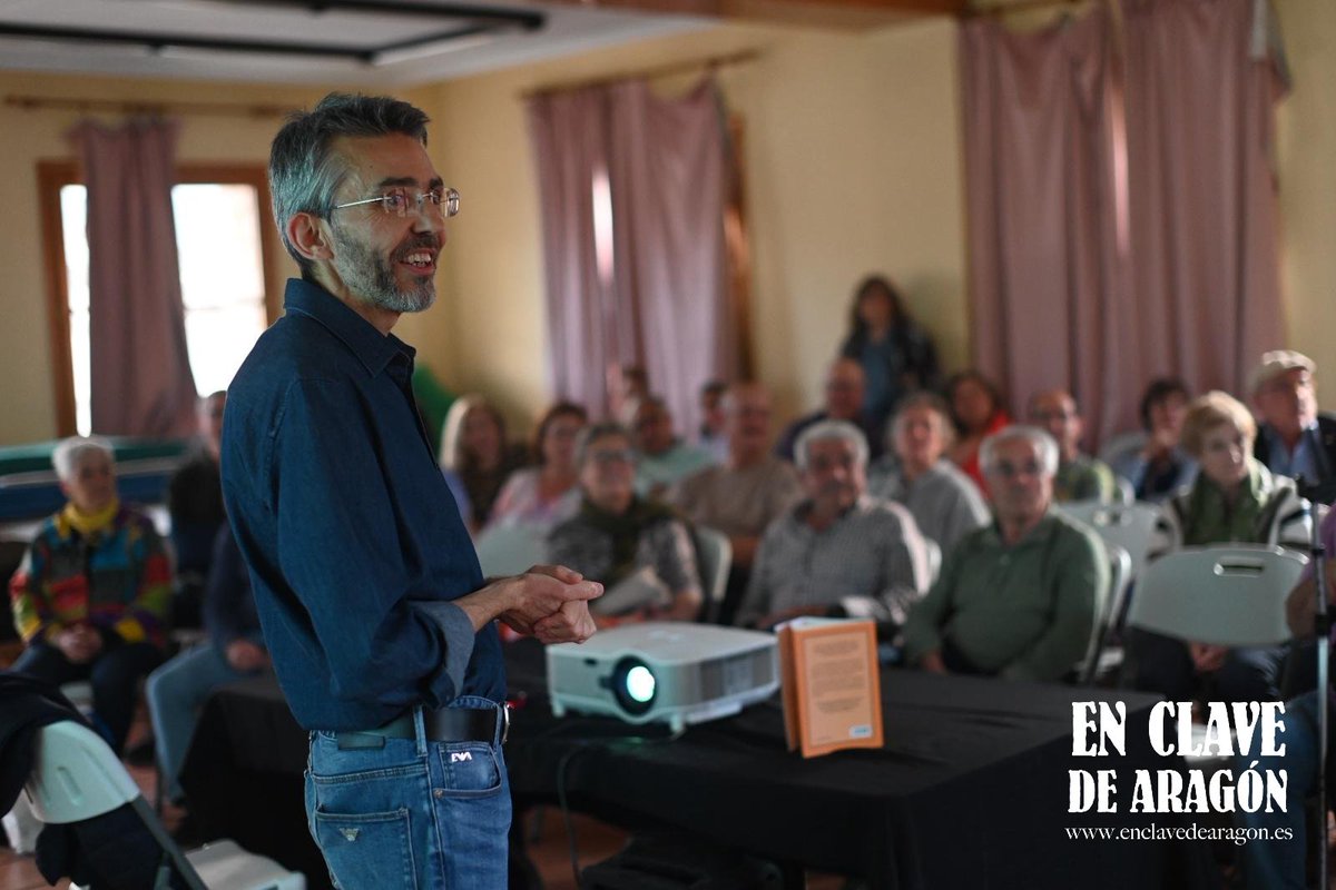 Éxito en el IX #EnClavedeAragón con la presentación de “El Batallador y Granada” (Ed. Alpheratz).
Su autor, Alberto Cebrián, nos hizo viajar al 1125 junto a Alfonso el Batallador y reflexionar sobre la despoblación.
Gracias a tod@s por acompañarnos.