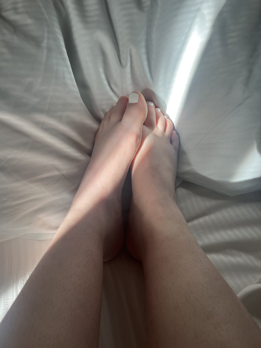 🦶🏻• Coucou mes chiens ! Je viens de rentré de la fac ! 🤭 je suis fatigué donc je vais me reposer un peu ! Je serais dispo ensuite toute l’aprem pour faire des cams, des rtgames ou autres ! Venez dm ! 😌
#moneymiss #rtgame #feetcam #paypig #domina #soumis #femdom #findomfeet