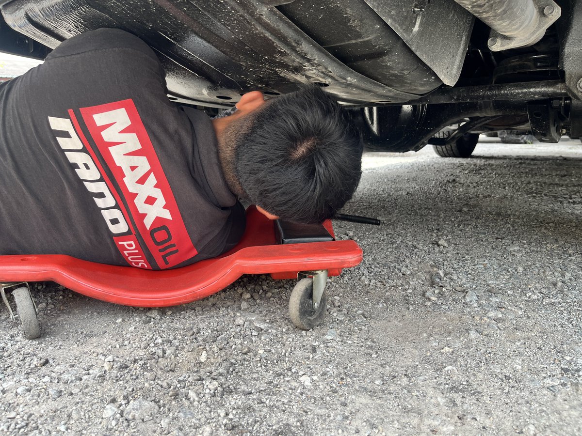 richardker's tweet image. Nama dia Hakim. Baru 24 tahun.

Saya jumpa dia bukan sebab mahu cari mekanik.

Tapi sebab nampak iklan dia jual spare parts. 

Saya pun pergi tengok. Tapi tiada parts yang sesuai untuk kereta saya. 

Tapi dari situ saya tahu dia pandai baiki kereta juga.

Saya suruh dia tengok…