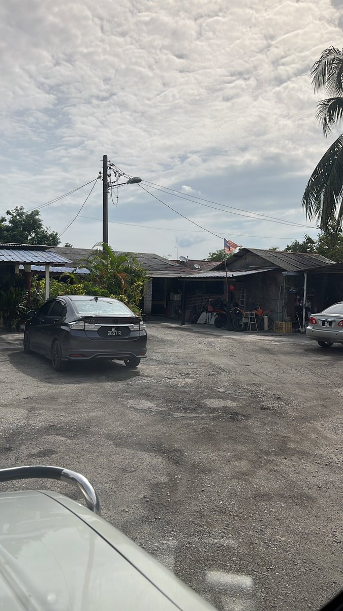 richardker's tweet image. Nama dia Hakim. Baru 24 tahun.

Saya jumpa dia bukan sebab mahu cari mekanik.

Tapi sebab nampak iklan dia jual spare parts. 

Saya pun pergi tengok. Tapi tiada parts yang sesuai untuk kereta saya. 

Tapi dari situ saya tahu dia pandai baiki kereta juga.

Saya suruh dia tengok…