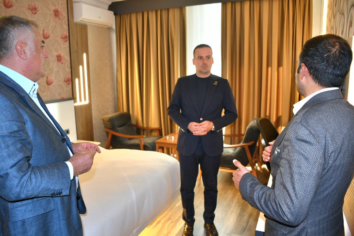 SalihKarademirs's tweet photo. 📍Akgül Otel / Çevreyolu Matim İş Merkezi Yanı
#Çevreyolu #Matim #İş Merkezi yanında yeni açılan #Akgül #Otel işletme sahipleri kıymetli abim Hüseyin Gülfırat ve Mehmet Akay’ı işyerlerinde ziyaret ettik. Nazik misafirperverliği için kendilerine teşekkür ediyor, hayırlı ve bereketli kazançlar diliyorum.
#malatya
#akgülotel
#ziyaret
#battalgazi
#yeşilyurt
#ortaksevdamızmalatya
🇹🇷🇹🇷🇹🇷