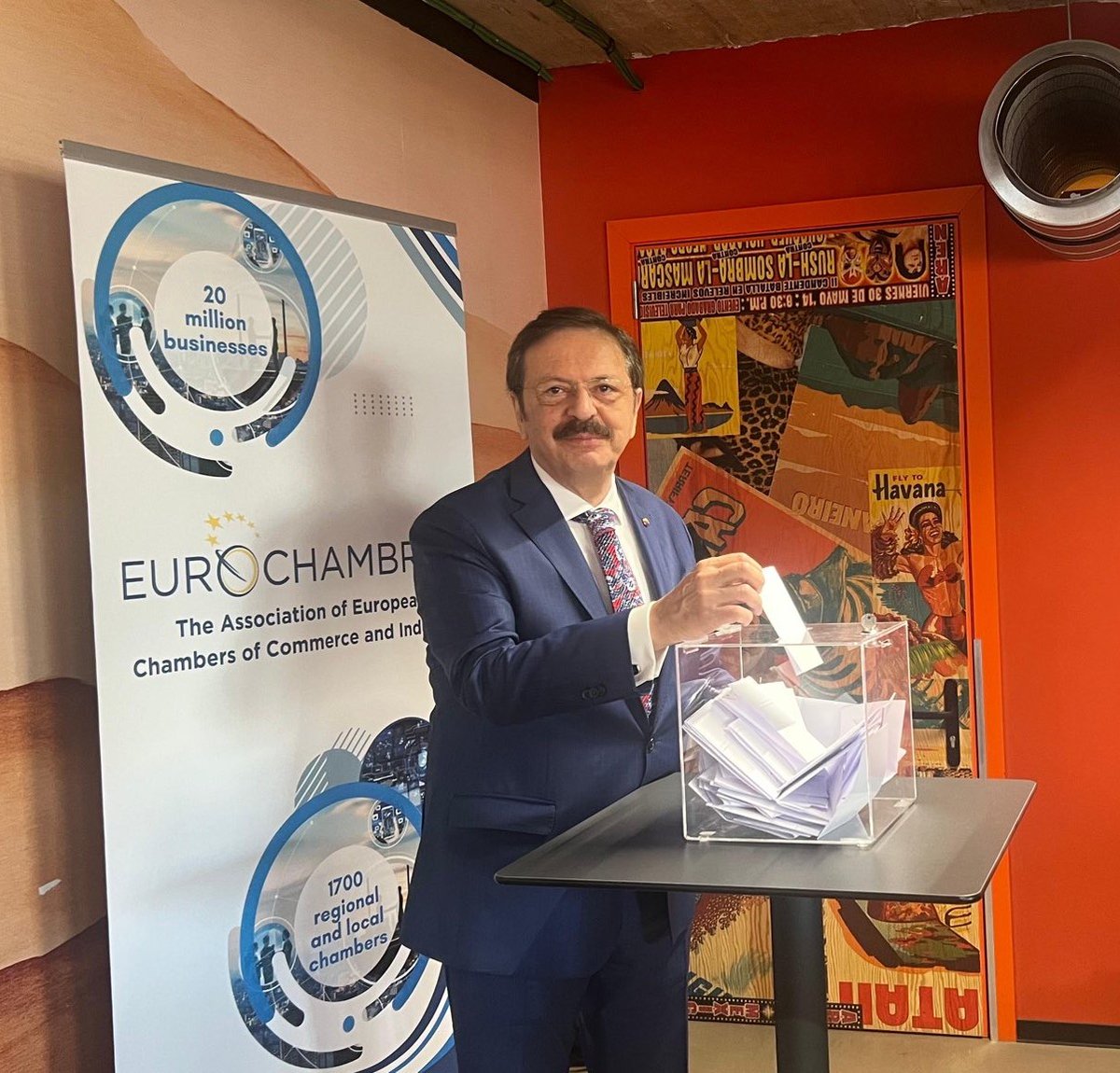 Avrupa Odalar Birliği (Eurochambres) 2026-2027 Dönemi Başkan Vekilliği görevine yeniden seçilerek ülkemizi ve iş dünyamızı temsil eden Türkiye Odalar ve Borsalar Birliği (TOBB) Başkanımız Sn. M. Rifat Hisarcıklıoğlu’nu tebrik ediyor, başarılarının devamını diliyoruz.