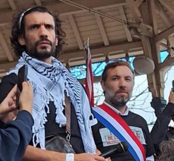 L'interpellation d'Omar Alsoumi <a href="/urgence_pal/">Urgence Palestine</a> a eu lieu ce matin. Enfin.
Filmé une bouteille en verre à la main dans le groupe qui a agressé, tenté d'expulser des manifestantes : juives.
Nomme les terroristes islamistes, des "résistants".
A appelé plusieurs fois à l'intifada⚡